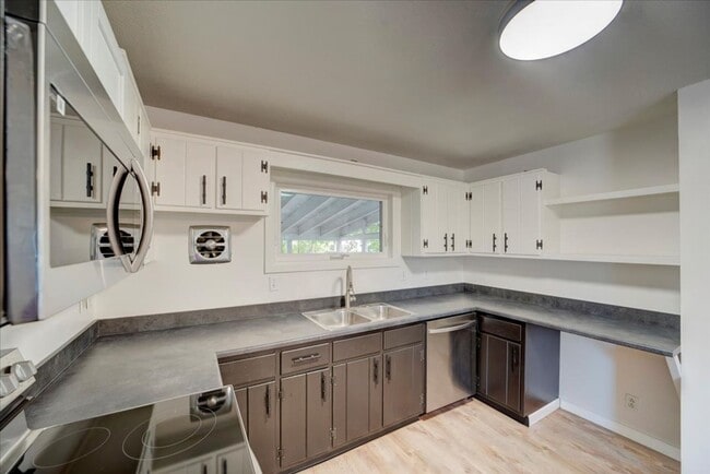 Building Photo - Spacious 3-Bedroom + Office | Updated Kitc...