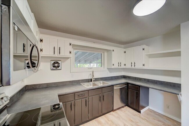 Foto del edificio - Spacious 3-Bedroom + Office | Updated Kitc...