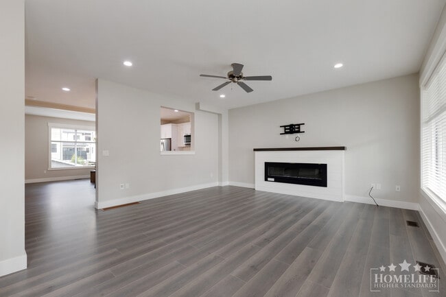 Building Photo - Spacious & Modern 3 Bedroom, 3 Bathroom Townhouse for Rent in Harrison Hot Springs