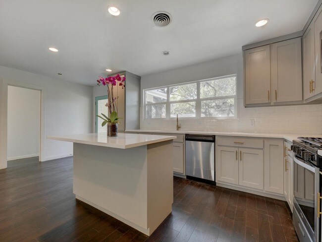 Building Photo - 1208 Fieldcrest Dr