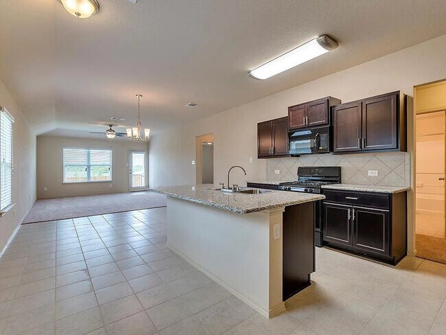 Foto del edificio - 3 Bed 2 Bath Home with Fenced Back Yard