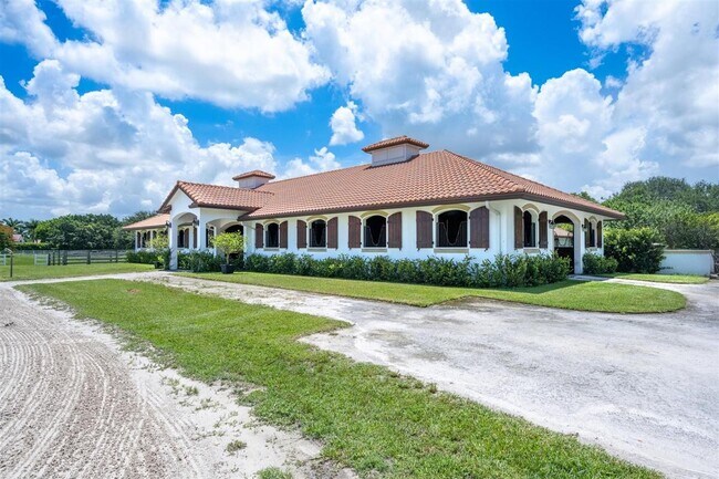 Foto del edificio - 14883 Equestrian Way