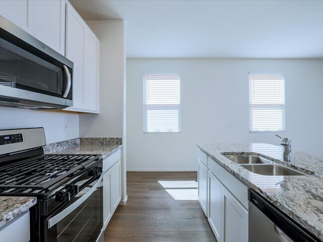 Foto del edificio - Stunning Brand New 4-Bedroom 2.5-Bathroom with large enclosed backyard!