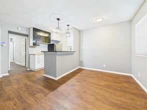 Building Photo - 2401 Manor Rd
