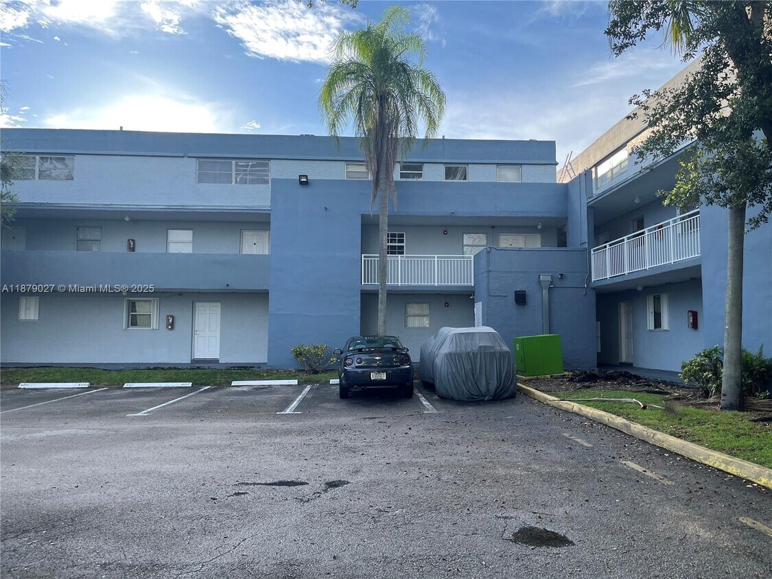 Building Photo - 9365 Fontainebleau Blvd