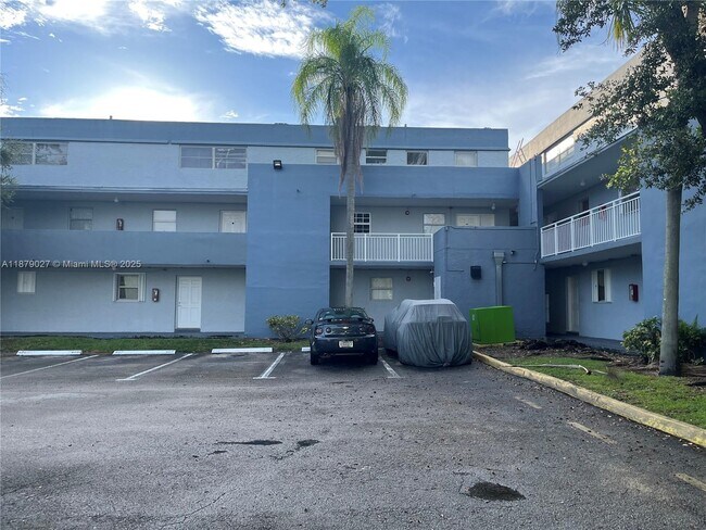 Foto del edificio - 9365 Fontainebleau Blvd