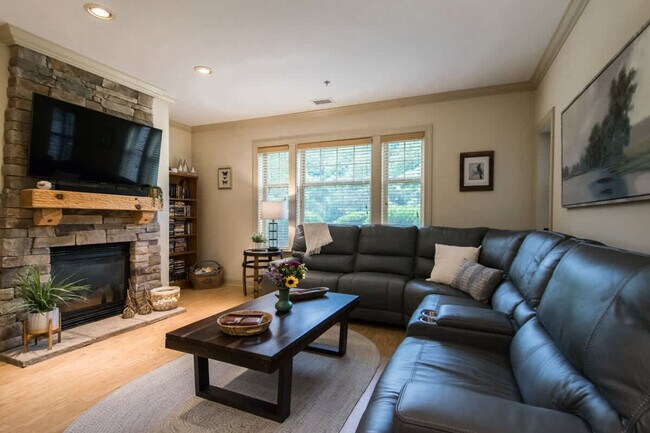 Building Photo - 1560 Country Club Dr