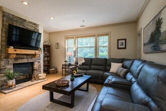 Building Photo - 1560 Country Club Dr