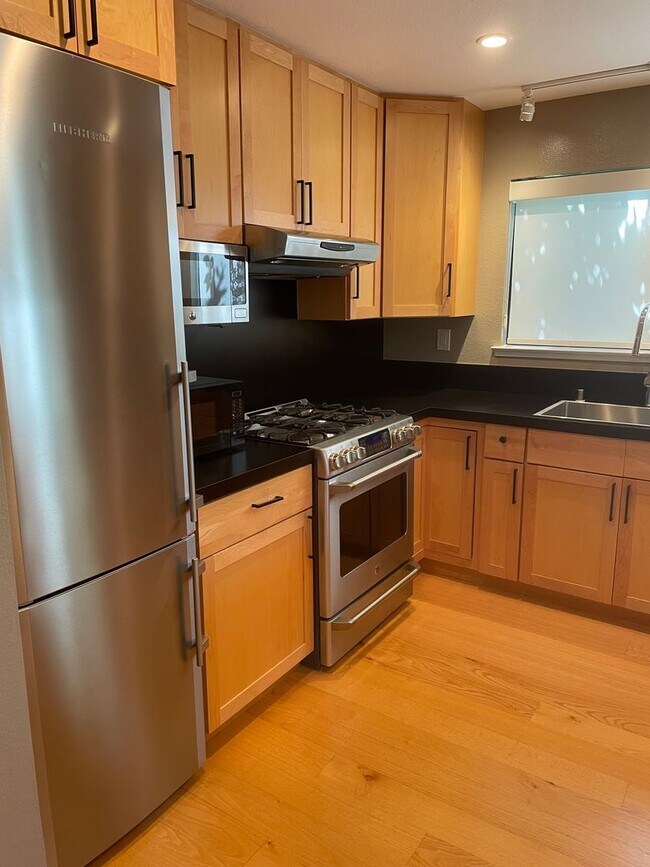 Foto del edificio - Beautiful End Unit Condo in Bennett Valley!