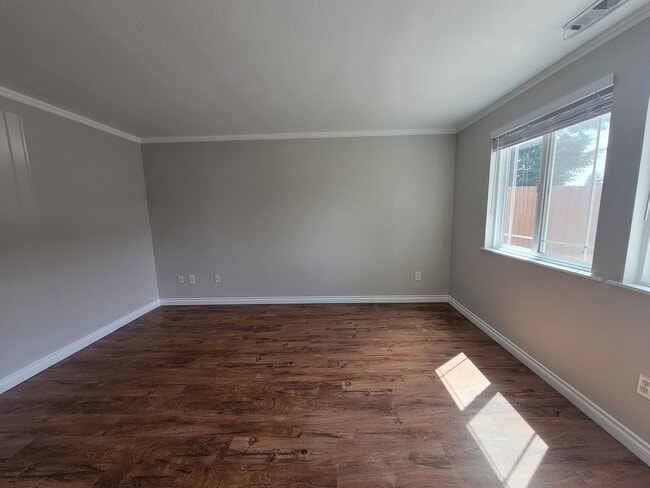 Building Photo - Townhome with Community Pool and Private P...