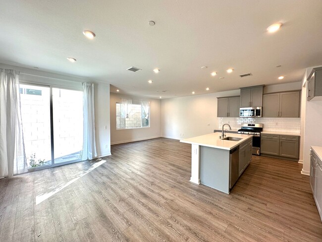 Building Photo - "Spacious 4-Bedroom Retreat with Modern Co...