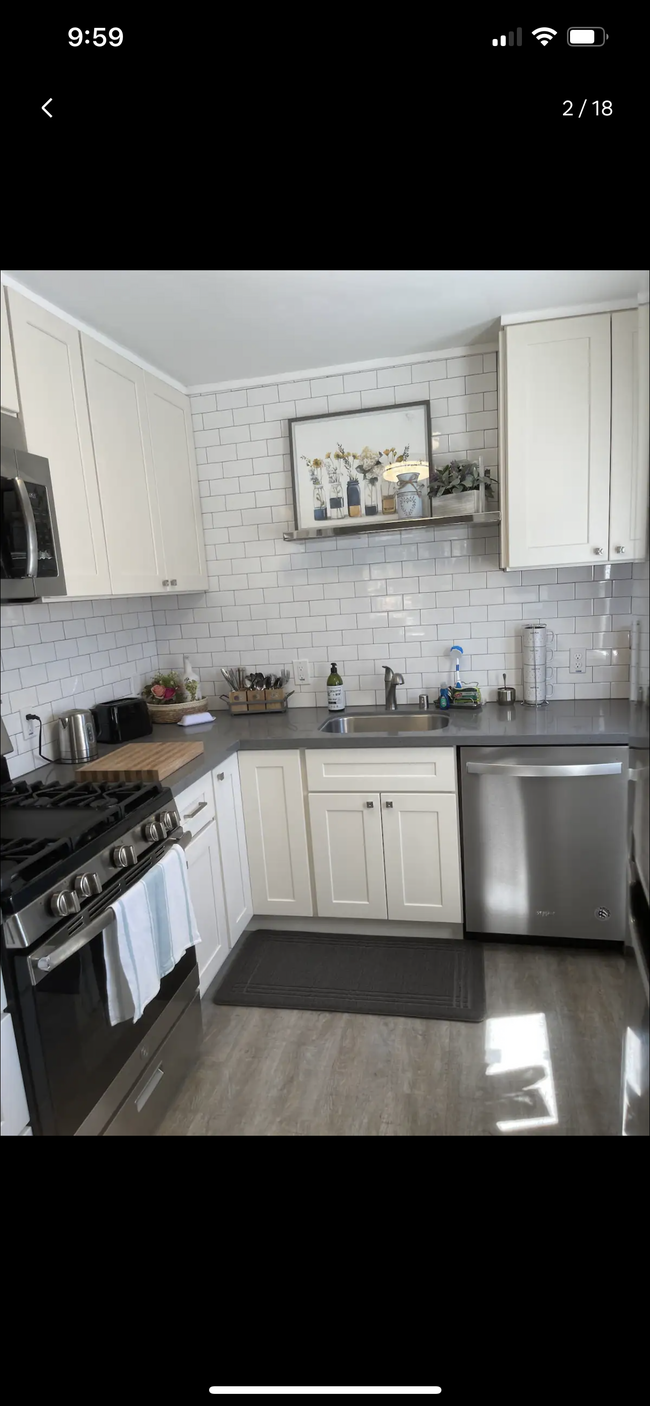 Fully equipped kitchen with everything you will need including small appliances - 950 4th St