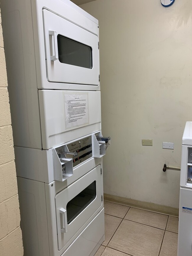 Foto del edificio - Kapiolani Terrace #706- Super convenient location!!! with ASSIGNED PARKING STALL!!