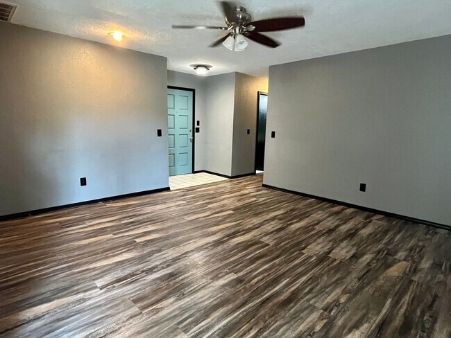 Photo - Charming 3 Bed 2 Bath!! House