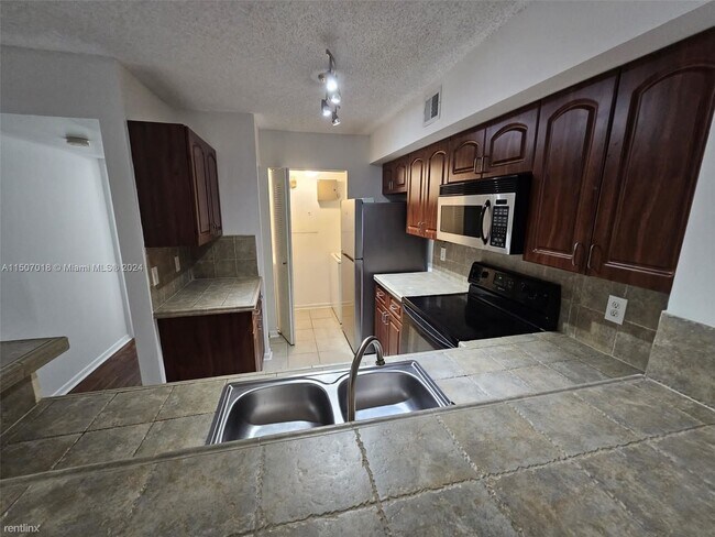 Building Photo - 3 br, 2 bath House - 1715 Village Blvd Apt...