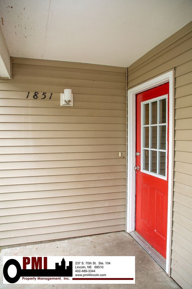 Foto del edificio - 3 Bedroom and 1.5 bathroom Duplex for Rent