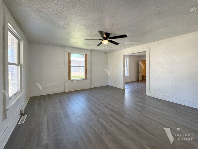 Building Photo - Charming Three-Bedroom, One-Bathroom Bunga...