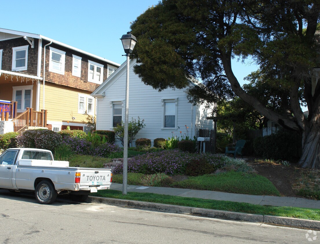 Primary Photo - 143 W E St