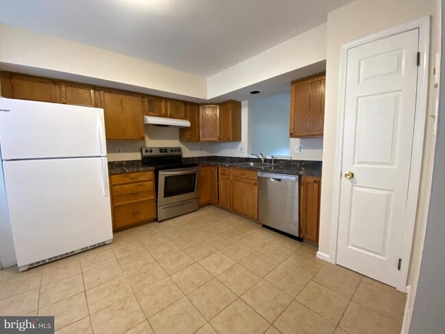 Building Photo - 116 Village Dr