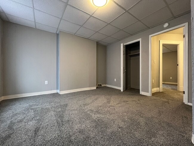 Building Photo - Charming 2-Bedroom Townhome with Modern Up...