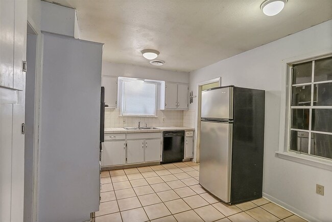 Building Photo - 1403 Tanglewood Dr