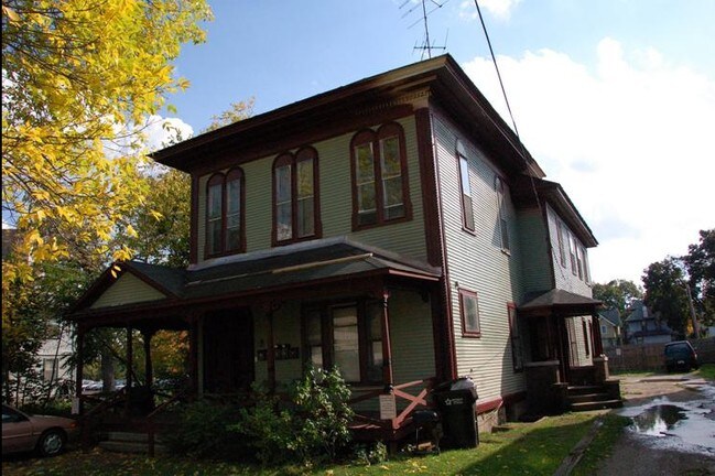 Building Photo - 209 W Cedar St