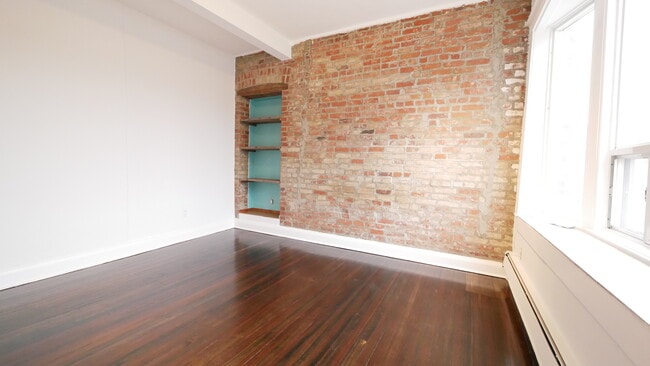 Building Photo - Gorgeous 2 Bedroom in Central Toronto
