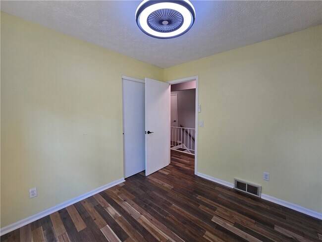 Building Photo - 9 Hepatica Ln