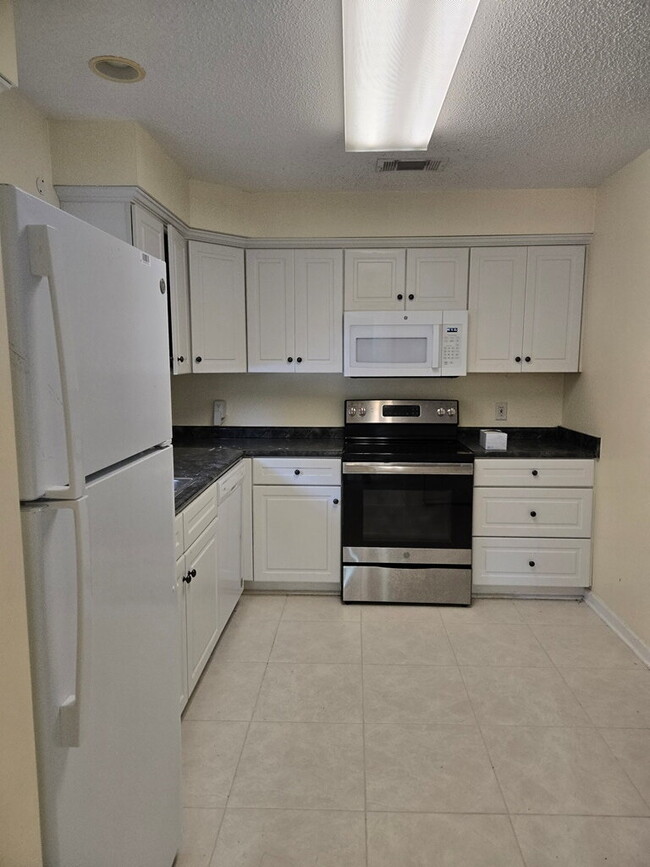 Building Photo - ALL Utilities Included