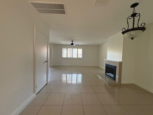 Building Photo - Centrally Located Redlands Townhome