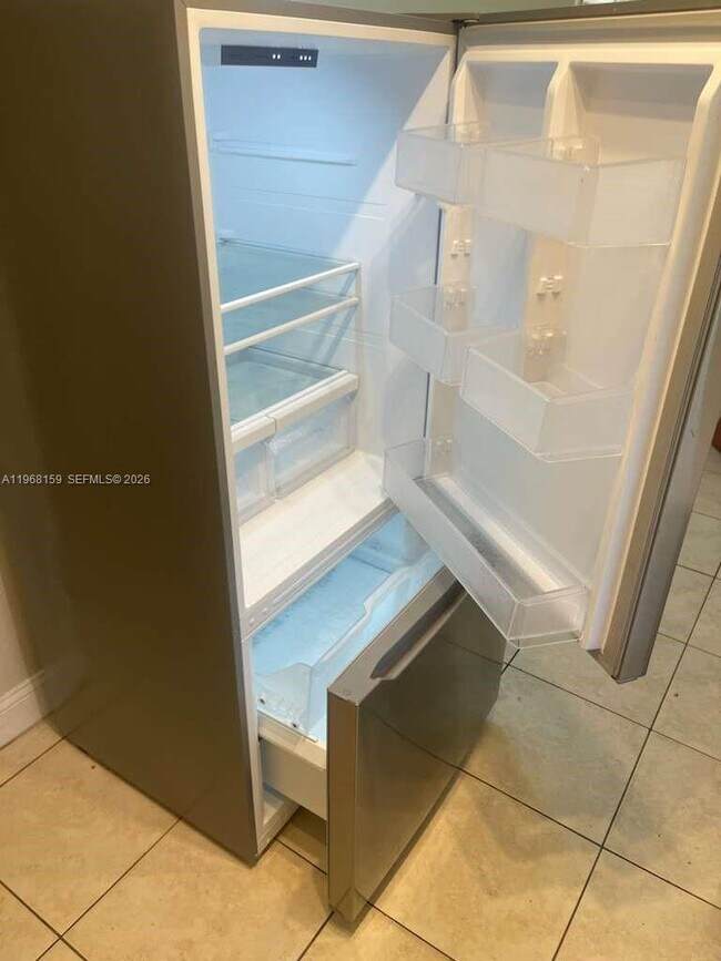 Foto del edificio - 21882 Haines Ave