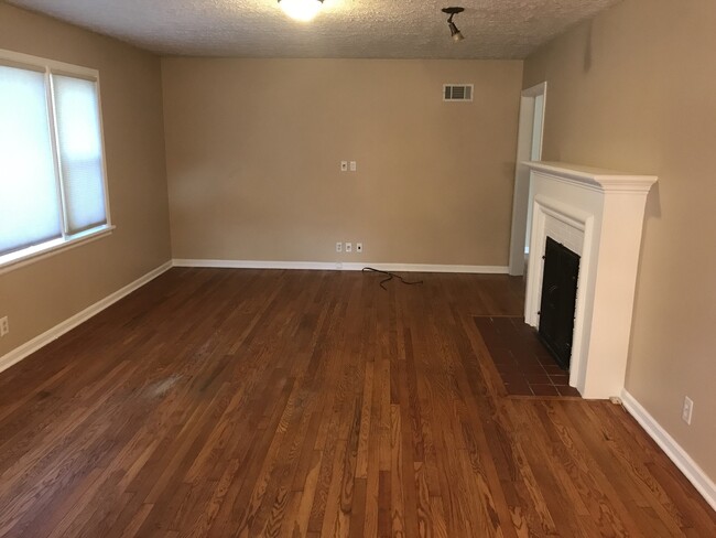 Building Photo - 3 Bedroom with Hardwood Floors! South Side...