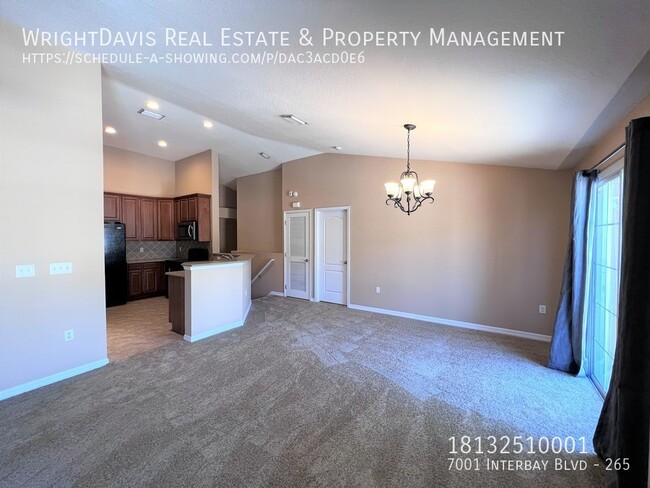 Building Photo - Beautiful 2/2 gated townhome in South Tampa!