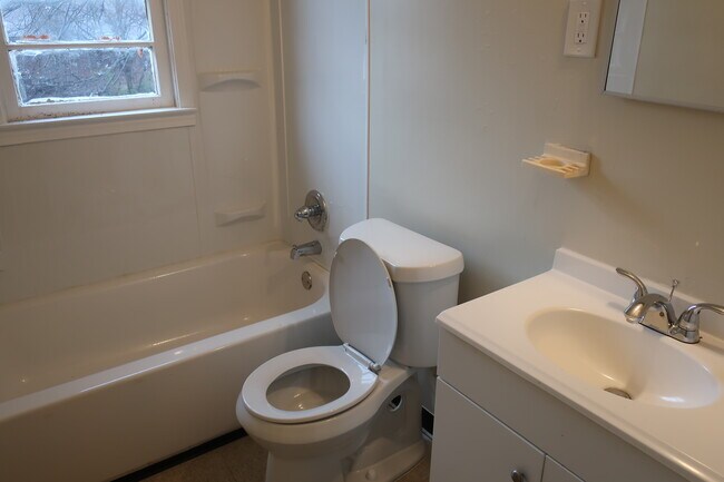 ¡Baño recién reformado! - 1180 S Main St