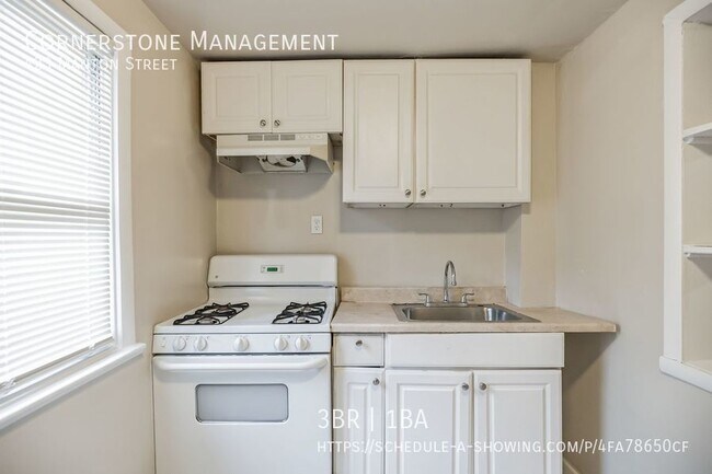 Building Photo - Newly Renovated 3BR 1Bath Townhouse w/ Bac...
