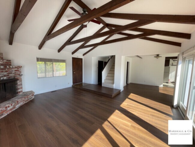 Foto del edificio - TAM VALLEY! Charming 3-Bedroom, 2-Bath HomeVIEWS, NEW KITCH., W&amp;D, DECK, YARDSPACE