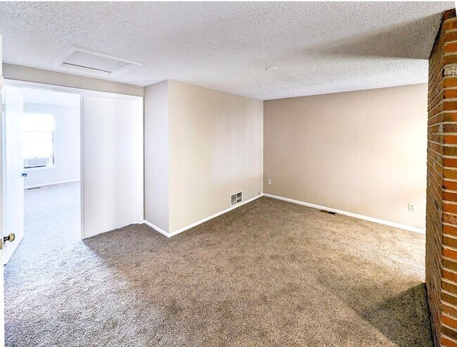 Building Photo - Two Story 3 bedroom +Loft townhome with a ...