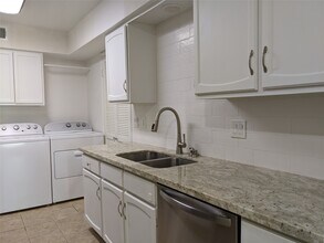 Building Photo - 351 N Post Oak Ln
