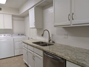 Building Photo - 351 N Post Oak Ln