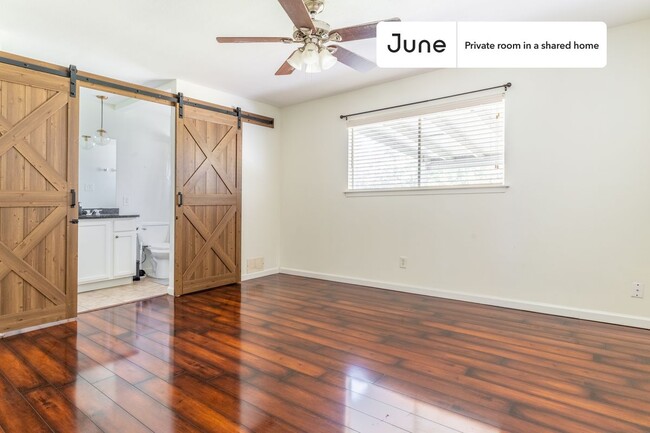 Building Photo - Private bedroom in 4 bed/2 bath Home