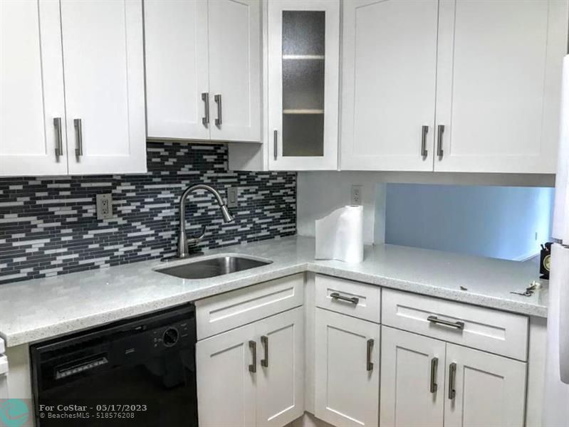 Primary Photo - 5545 N Lakewood Cir