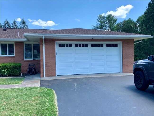 Building Photo - 20 Pine Hill Dr