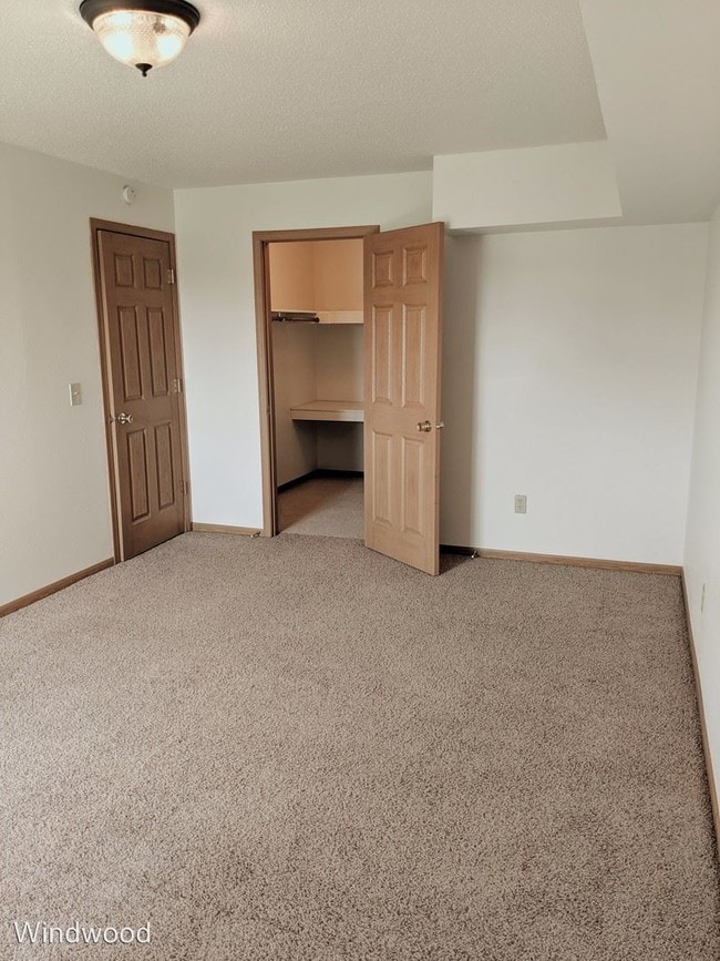 Building Photo - 2551 Villa Dr S