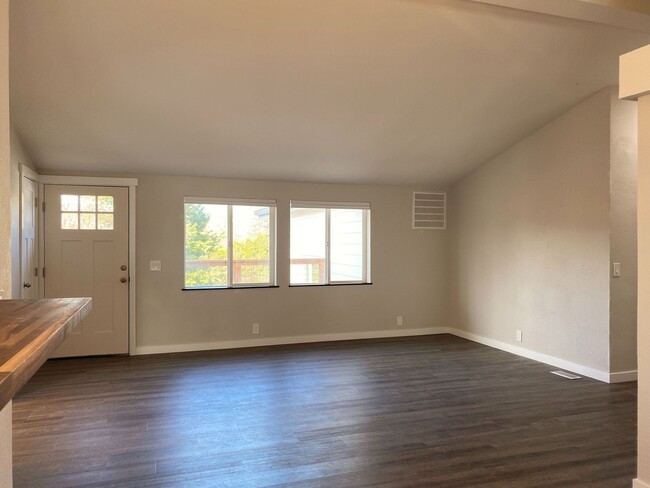 Building Photo - Beautifully Remodeled in Cascade Locks