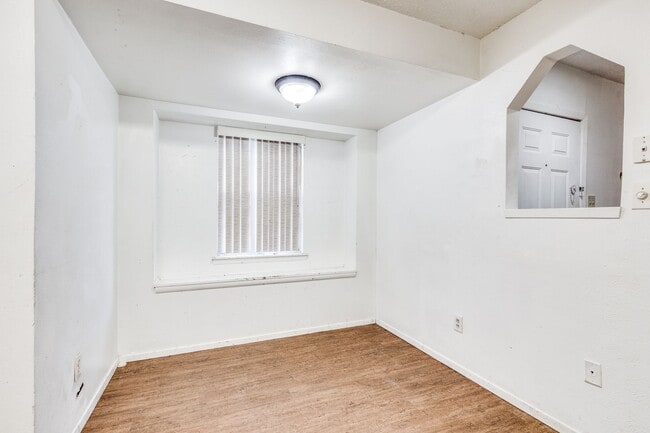 Building Photo - 5728 Bowling Dr