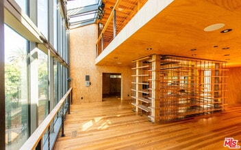 Building Photo - 2460 Beverley Ave