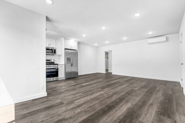 Building Photo - 978 S Barrington Ave