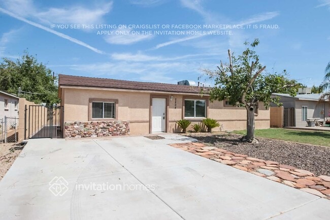 Building Photo - 2204 E Beverly Ln