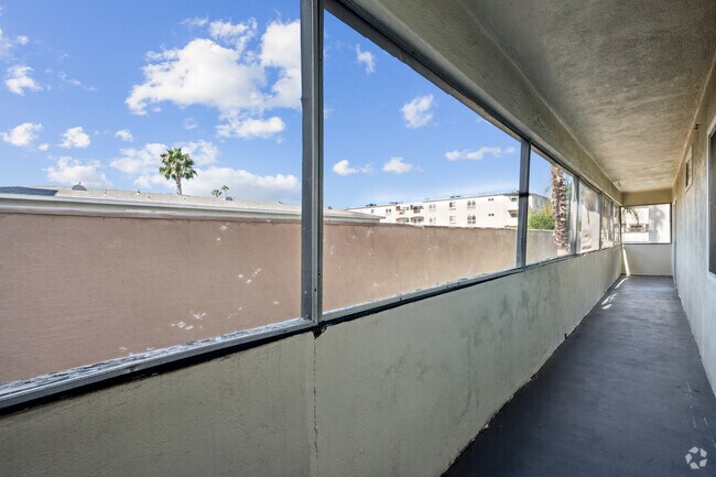 3 habitaciones, 2 baños - 1850 pies cuadrados - Balcón - Jaclyn Terrace Apartments