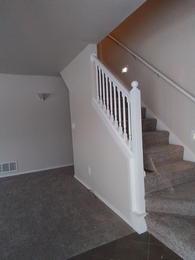 Foto del edificio - 4 bedroom: Super Clean with new carpet and...